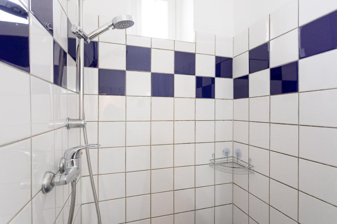 French Balcony - 45M² - Szeneviertel Appartement Wenen Buitenkant foto