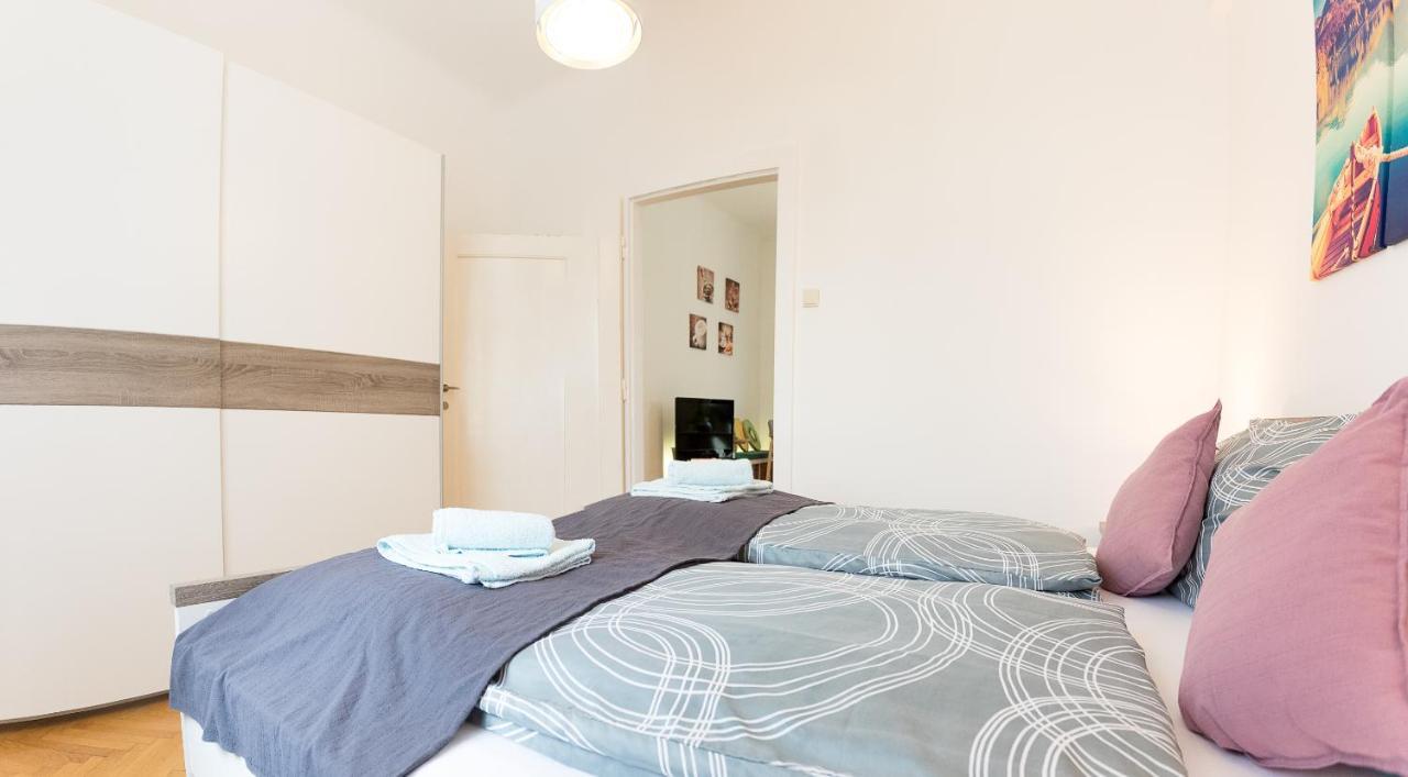 French Balcony - 45M² - Szeneviertel Appartement Wenen Buitenkant foto