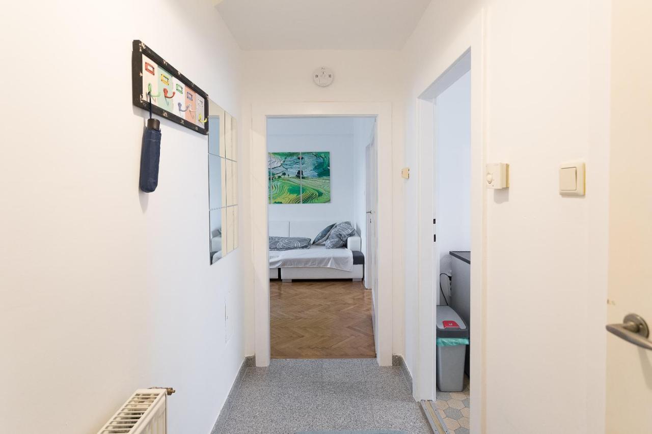 French Balcony - 45M² - Szeneviertel Appartement Wenen Buitenkant foto