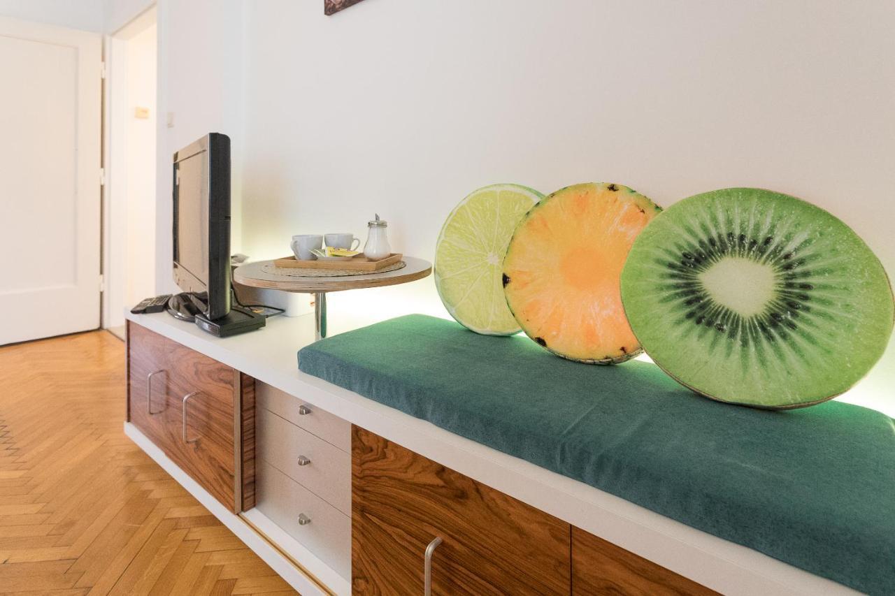 French Balcony - 45M² - Szeneviertel Appartement Wenen Buitenkant foto