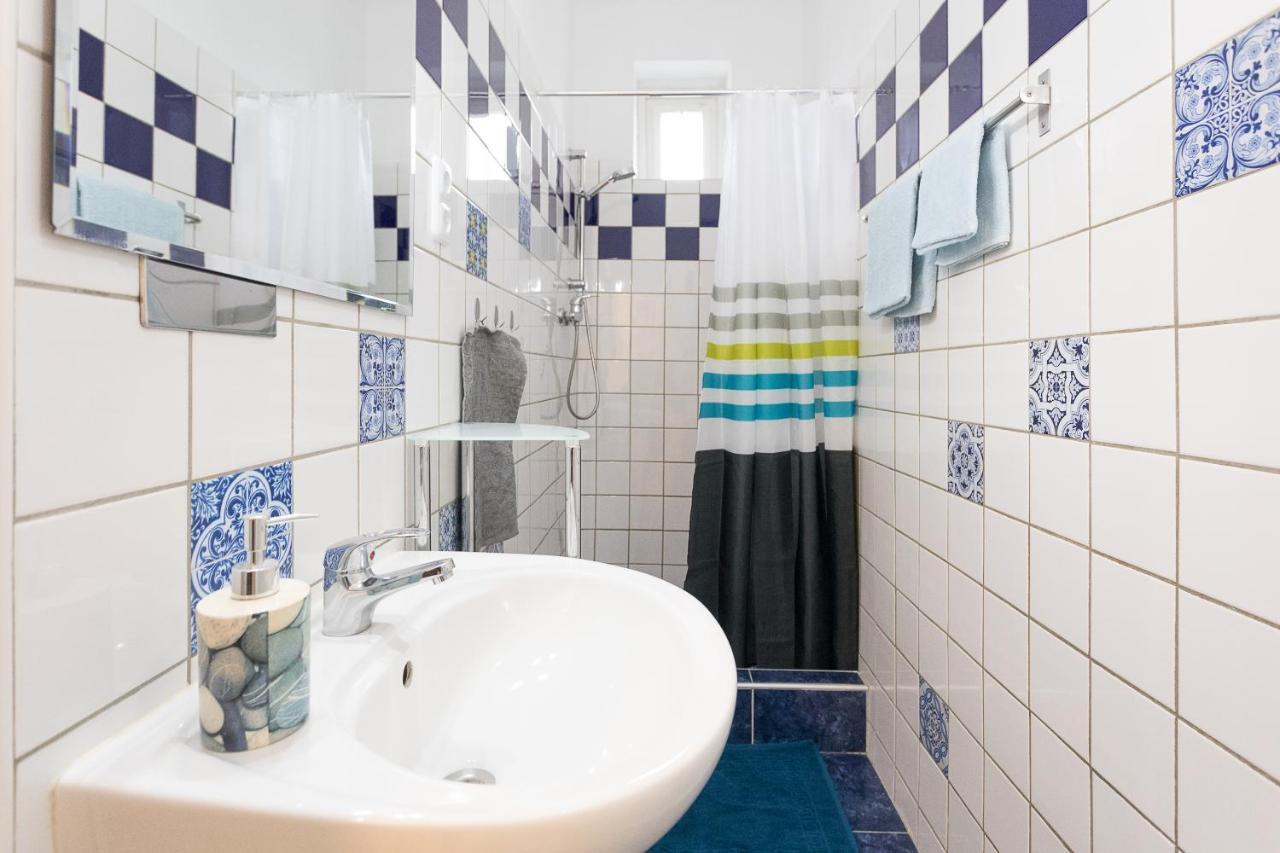French Balcony - 45M² - Szeneviertel Appartement Wenen Buitenkant foto