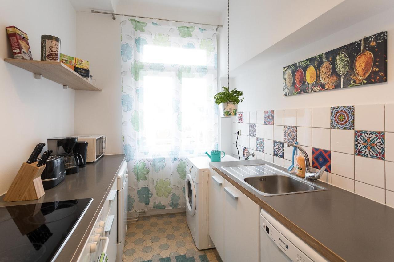 French Balcony - 45M² - Szeneviertel Appartement Wenen Buitenkant foto