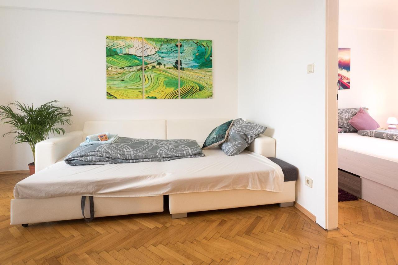 French Balcony - 45M² - Szeneviertel Appartement Wenen Buitenkant foto