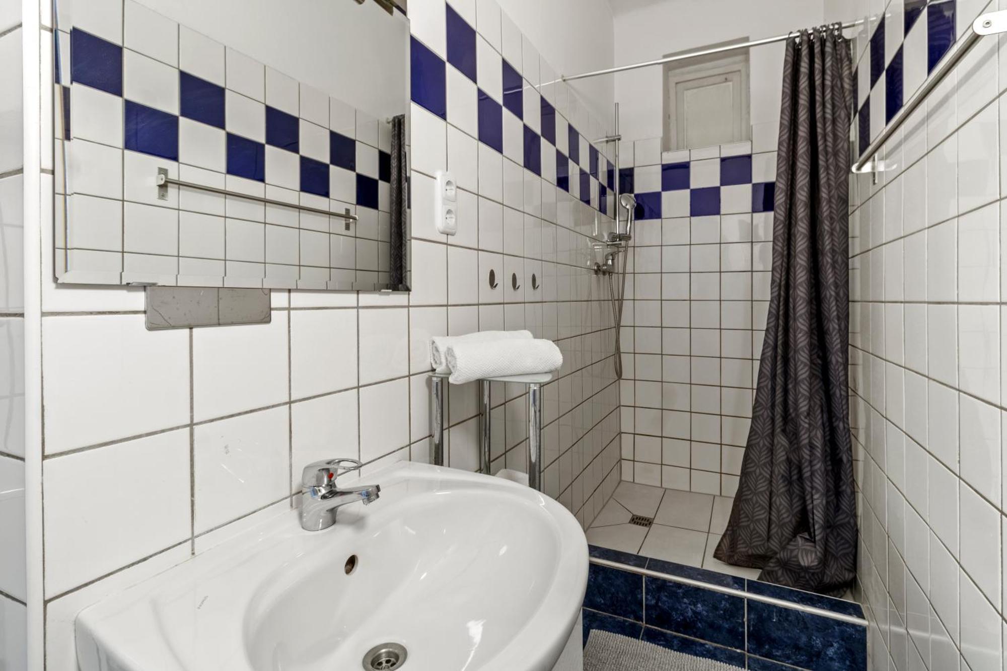 French Balcony - 45M² - Szeneviertel Appartement Wenen Buitenkant foto