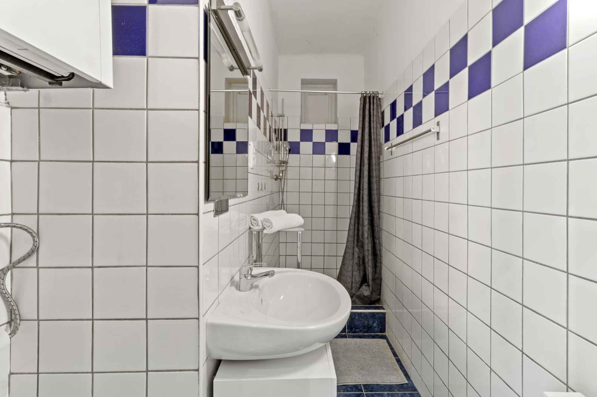 French Balcony - 45M² - Szeneviertel Appartement Wenen Buitenkant foto